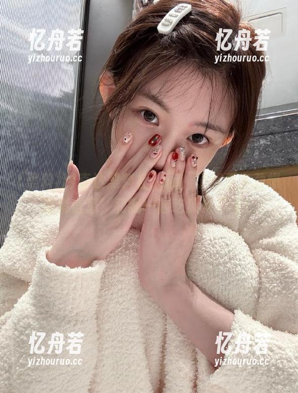 黑料社 直达黑料社app,了解更多劲爆黑料信息,和我一起吃瓜乐不停!